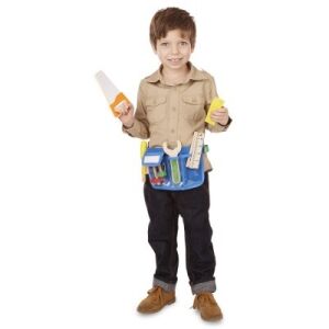 Fiú viseli a Melissa & Doug Deluxe Szerszámos Övet fa játék szerszámokkal. Gyerek építő játék használat közben. - Melissa & Doug