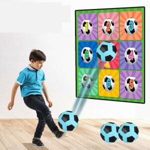Дете си играе с Flippy футболна игра, активна забава за деца - Футболна и хандбална врата