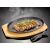 Judge Sizzle & Serve Gusseisenplatte mit Holzsockel, 31x18x4 cm, Schwarz/Braun, Steak auf der Platte