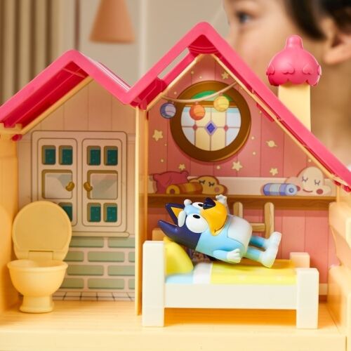 Bluey figura alszik a Bluey Heeler Home játékszettben - Figura