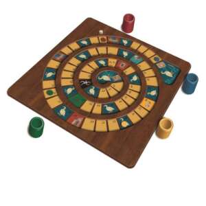 Fa játéktábla a Plus National Games Juego de la Oca társasjátékhoz, spirális pálya számozott mezőkkel, 4 játékos bábu, 2 dobókocka - Cayro