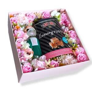 BoxEnjoy ajándékdoboz Baileys Luxury Fudge-al, Benetton Sisterland Green Jasmine parfümmel és művirágokkal - Ajándék ötlet Valentin-napra