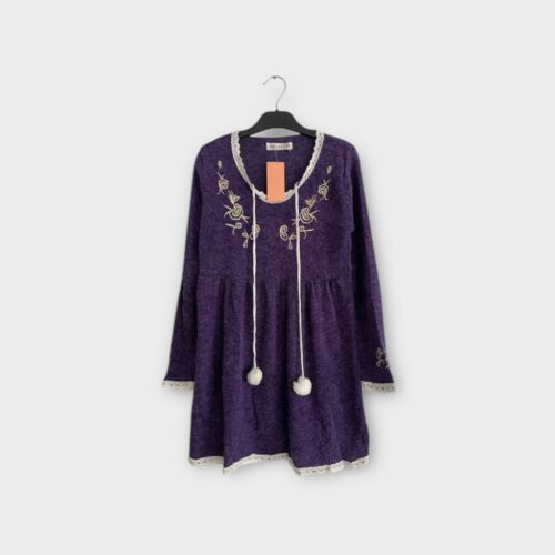 Lila kötött tunika hímzéssel és csipke szegéllyel