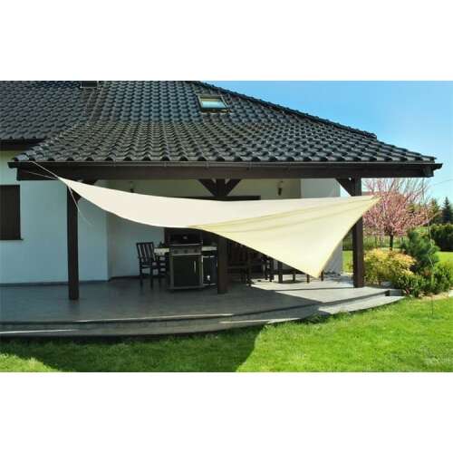 Törtfehér Háromszög Napvitorla árnyékol egy teraszt