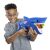 Gyermek játszik a Nerf Sharkfire Blaster játékpisztollyal