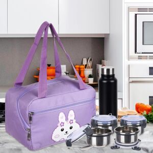 KeepHome lila hőszigetelt uzsonnás táska nyuszi mintával, ételtartókkal és palackkal konyhai környezetben - Uzsonnás táska