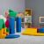 Kind baut mit buntem IGLU SOFT PLAY Schaumstoff-Spielset