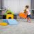 Kind trägt IGLU SOFT PLAY orangefarbenen Schaumstoffblock