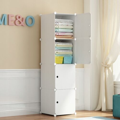 Modularer weißer Kleiderschrank mit offenen Regalen, auf denen gefaltete Kleidung und Aufbewahrungsbehälter ausgestellt sind.