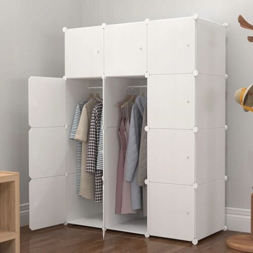 Moduláris gardróbszekrény polcokkal, fehér, nyitott ajtók ruhákkal