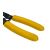 Közelkép a kábelcsupaszító és préselő fogó sárga nyeléről