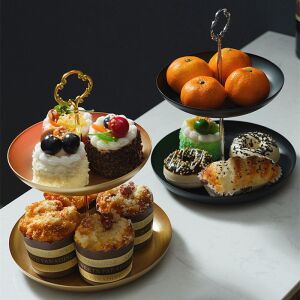 Zwei-stöckiges Serviertablett mit schwarzen und goldenen Tellern, perfekt zum Präsentieren von Desserts und Snacks - Servierschalen