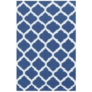 Widok z góry na granatowy dywan Bakero Kelim Julia z marokańskim wzorem - Projektowanie wnętrz