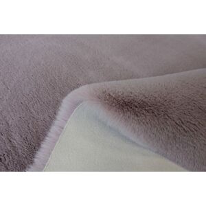 Zbliżenie dywanu Bakero Shaggy Mollis w kolorze pudrowym, ukazujące miękką teksturę i spód - Dom i ogród