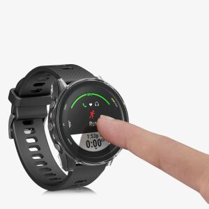 Smartwatch Garmin Forerunner 255/255 Music w przezroczystym etui ochronnym, pokazującym ekran i palec dotykający go - Etui do inteligentnych zegarków