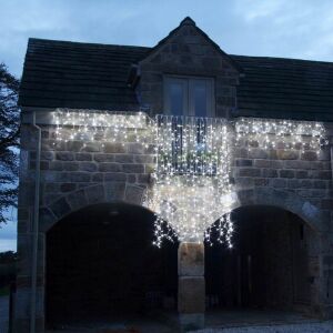 Flippy 16m x 2m LED karácsonyi függönylámpák egy kőépületet díszítenek - Flippy