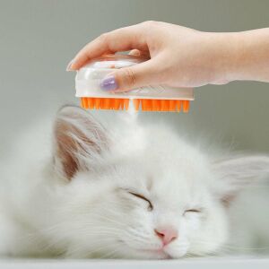 Mână care folosește peria 3 în 1 pentru animale de companie cu lumină UV, pulverizare nano și funcție de masaj pe o pisică albă - Perie pentru animale, mașină de tuns, foarfece, mașină de tăiat gheare