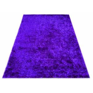 Изглед под ъгъл на лилав килим Bakero Shaggy Shrubs 04 на бял фон - Декорация