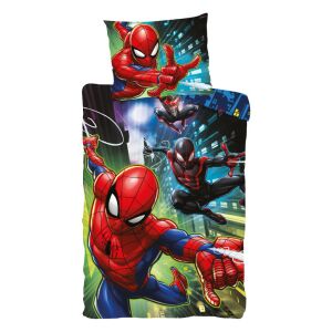 Set de lenjerie de pat Spiderman, cu personaje Spiderman pe un fundal negru cu lumini de oraș, husă de plapumă 140x200cm și feță de pernă 70x90cm - Design interior