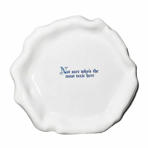 Incartato Ceramics Toxic The Issues Collection fehér kerámia tányér kék szöveggel "Not sure who's the most toxic here" - Otthon és kert
