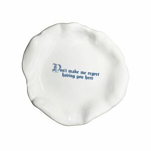 Kézműves tányér Incartato Ceramics, The Issues Collection, Regret, 100% mázas kerámia, Ø 22 cm, fotokerámia nyomat, mosógépben mosható, fehér/kék