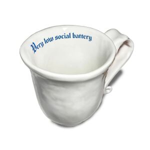 Cană Incartato Ceramics Social cu inscripția 'Very low social battery', alb, 350 ml - Cani