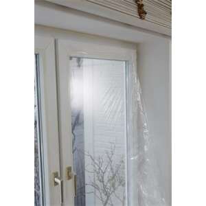 TESA tesamoll® Thermo Cover Fensterisolierfolie auf einem Fenster angebracht - Isolierende Folie