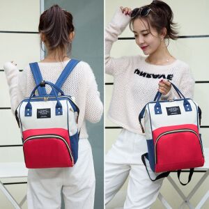 Prebaľovací batoh nosený ženou, červená, biela a modrá. - Prebaľovacie tašky