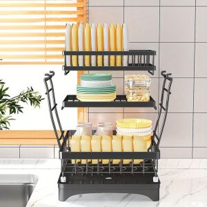 3 szintes edényszárító állvány tányérokkal és tálakkal a konyhapulton - Edényszárító