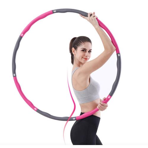 Kobieta używa obciążonego hula-hoop do ćwiczeń