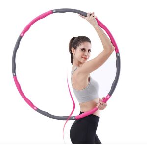 Žena koristi ponderirani hula hoop za fitness - Sport i rekreacija
