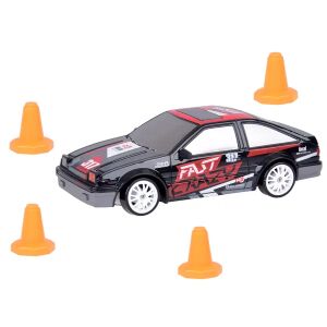 Čierno-červené diaľkovo ovládané drift auto s značkou Fast Crazy Drift, mierka 1:24, na bielom pozadí - Ramiz Vozidlo na diaľkové ovládanie