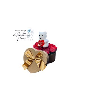 Zikk Zakk Flowers Aranyos Medvés Ajándék: Szív alakú ajándékdoboz macival és vörös rózsákkal fehér háttérrel. - Ajándék ötlet Valentin-napra