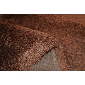 Közelkép a Bakero Shaggy Milano barna szőnyeg textúrájáról - Lakástextil