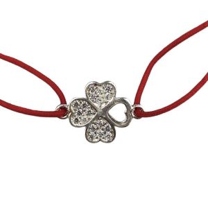 Zbliżenie srebrnej bransoletki z koniczyną z cyrkoniami - Dla kobiet