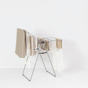 Brabantia Hangon ruhaszárító állvány ruhákkal rajta - Ruhaszárító