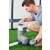 Mann installiert Bestway Flowclear 5,7 m3/h Poolfilterpumpe