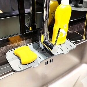 Sivá silikónová ochrana proti striekajúcej vode z vodovodnej batérie s hubkou a prostriedkom na umývanie riadu - Kuchynské pomôcky
