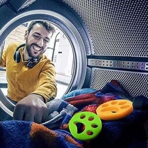 Férfi állatszőr eltávolítót tesz a mosógépbe - Háztartási nagygép kiegészítő