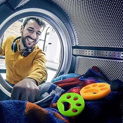 Férfi állatszőr eltávolítót tesz a mosógépbe