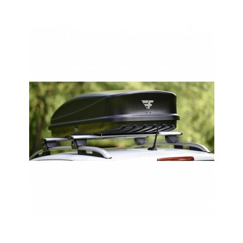 Cutie de acoperiș neagră Farad Dory 340L pe un suport de acoperiș al mașinii