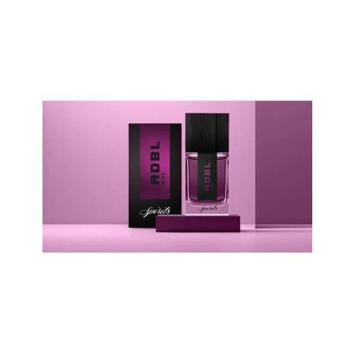 ADBL Spirits Miss autó légfrissítő, 30ml, rózsaszín üveg fekete kupakkal, rózsaszín háttérrel