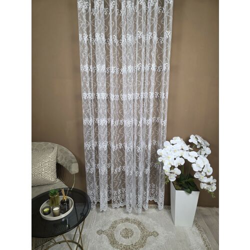 Elegáns fehér áttetsző függöny virágmintával nappali környezetben, 300x250 cm