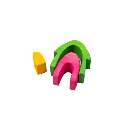 Marc Toys Primavara gingasa Set handgefertigte Holzbausteine, mit bunten Bögen und einem gelben Block, perfekt für fantasievolles Spiel und Kreativität.
