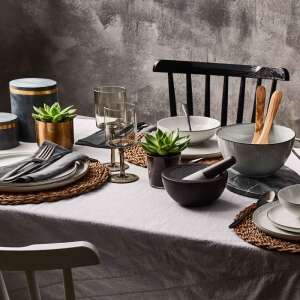 STONEHENGE mozsár és mozsártörő készlet, fekete márvány, 15,5 cm átmérő, konyhai környezetben más konyhai eszközökkel együtt használva - Mozsár