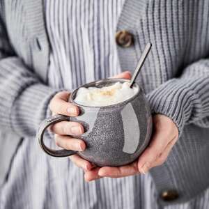 COTTAGE 350ml antracitszürke kőedény bögre, használatban, cappuccinóval - Nonbrand Bögre