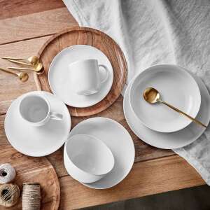 Fehér kerámia bögre, tál, tányér és kanál egy fa asztalon - Nonbrand Bögre