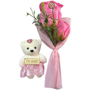 Csokor rózsaszín műrózsából S DEPOT®, mackóval, különleges eseményekhez és felejthetetlen gesztusokhoz