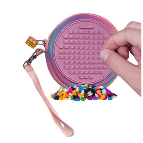 Okrúhla peňaženka Pixie Crew Pink Hearts & Paws s pixel art v procese tvorby