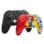 PowerA Enhanced Wireless Controller Mario Victory Edition neben einem schwarzen Nintendo Switch Pro Controller